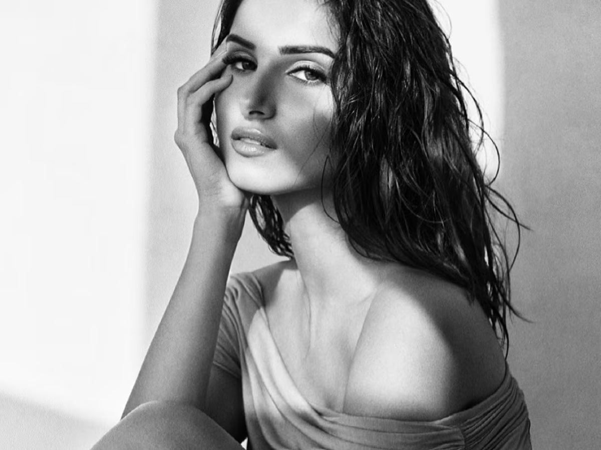 tara-sutaria-sleazy-sexy-hot-images-tara-sutaria-looks-like-a-princess-in-these-stunningly-hot-and-sexy-pictures तारा सुतारिया की हॉट, सेक्सी और सिज़लिंग तस्वीरें — इन खूबसूरत लुक्स में वह किसी राजकुमारी से कम नहीं लग रही हैं। हर तस्वीर में उनका ग्लैमरस अंदाज़ और दिलकश अदाएं फैन्स का दिल जीत रही हैं। - Photo Gallery