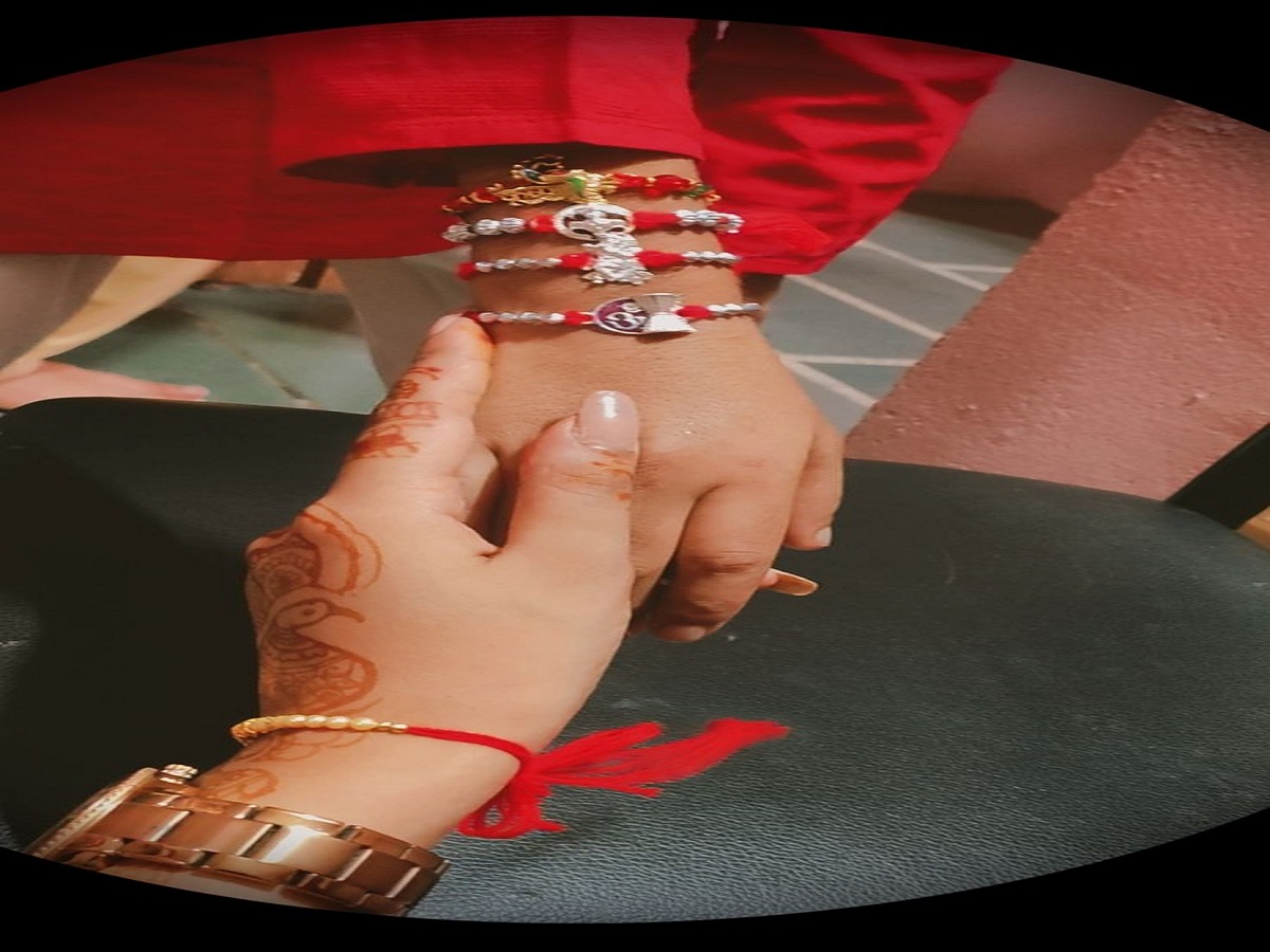 Raksha Bandhan 2025: इस वर्ष रक्षाबंधन में मंगल का प्रकोप जानें कौन से रंग की राखी भाई को दिला सकती है परेशानी - Photo Gallery