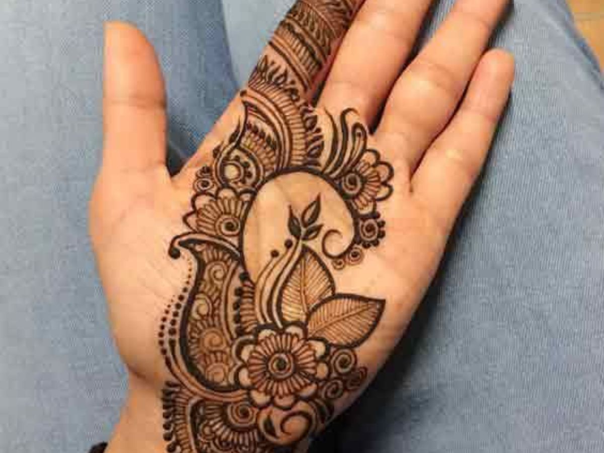 Rakshabandhan के लिए ढूँढ रहे है फ्रंट और बैक हैंड Mehendi designs ? ये रहे कुछ सिंपल और यूनिक Mehendi designs ऑप्शंस। - Photo Gallery
