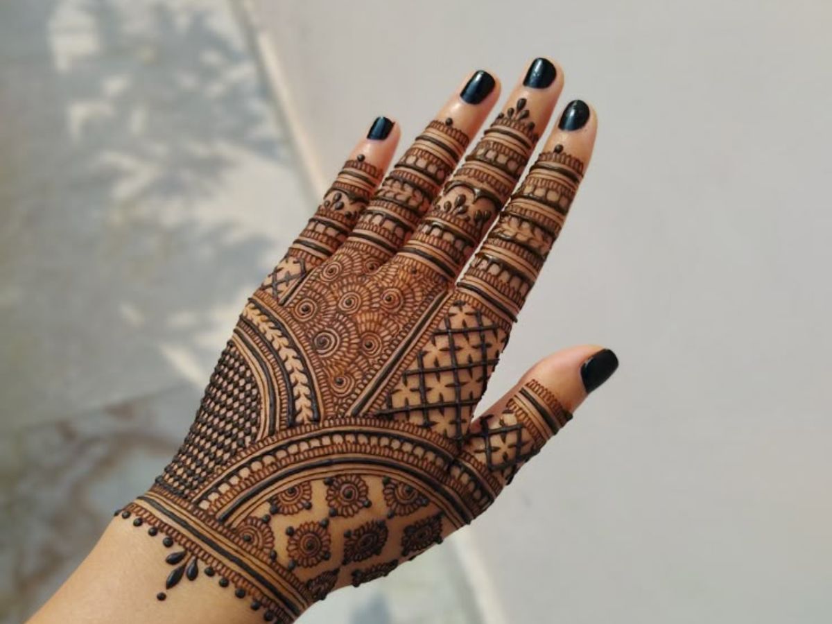 Rakshabandhan के लिए ढूँढ रहे है फ्रंट और बैक हैंड Mehendi designs ? ये रहे कुछ सिंपल और यूनिक Mehendi designs ऑप्शंस। - Photo Gallery