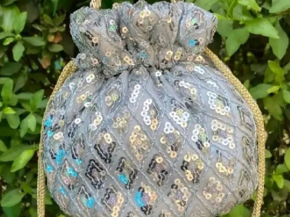 Rakshabandhan 2025: इस राखी बनाना है अपने त्योहार को खुशियों से डोरी से मज़बूत ? कुछ gifts idea जो बनायेंगे आपके रिश्ते को यादगार। - Photo Gallery