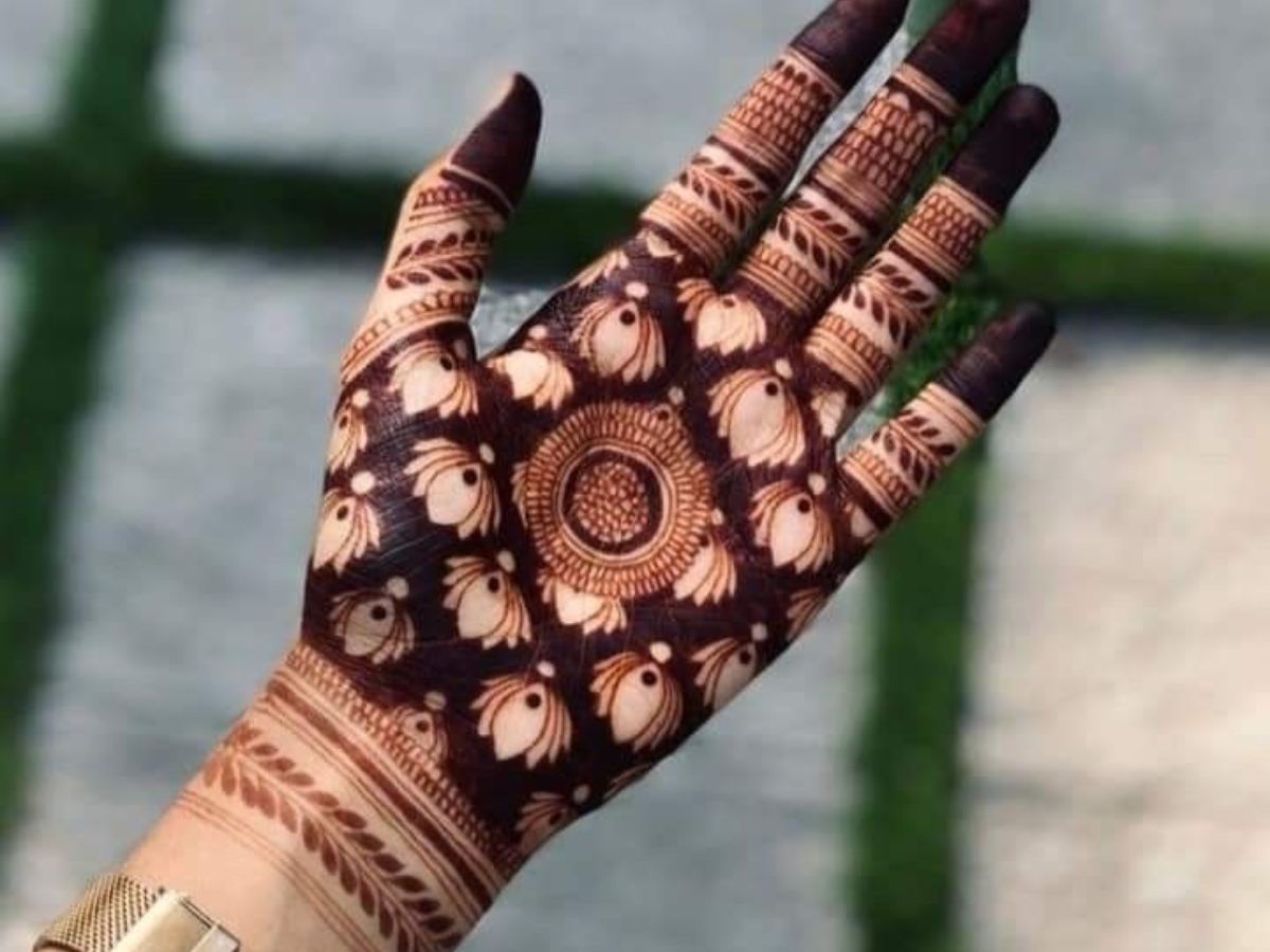Rakshabandhan के लिए ढूँढ रहे है फ्रंट और बैक हैंड Mehendi designs ? ये रहे कुछ सिंपल और यूनिक Mehendi designs ऑप्शंस। - Photo Gallery