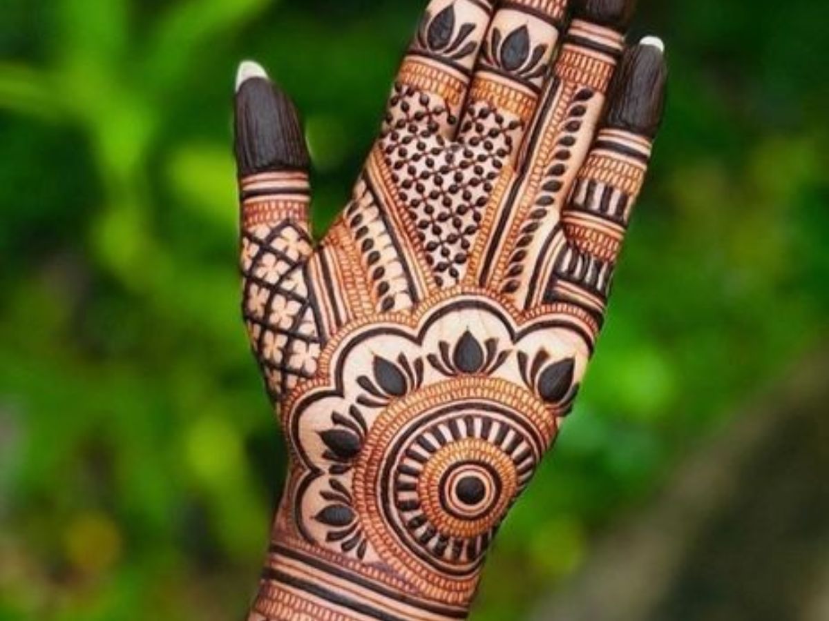 Rakshabandhan के लिए ढूँढ रहे है फ्रंट और बैक हैंड Mehendi designs ? ये रहे कुछ सिंपल और यूनिक Mehendi designs ऑप्शंस। - Photo Gallery