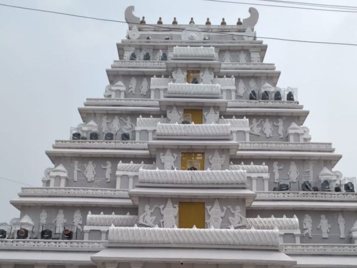temple-visit-rituals-7-this-things-to-mind-before-going-to-the-temple-god-blessing-you Temple Visit Rituals: मंदिर में प्रवेश से पहले इन 7 बातों का रखें खास ख्याल - Photo Gallery