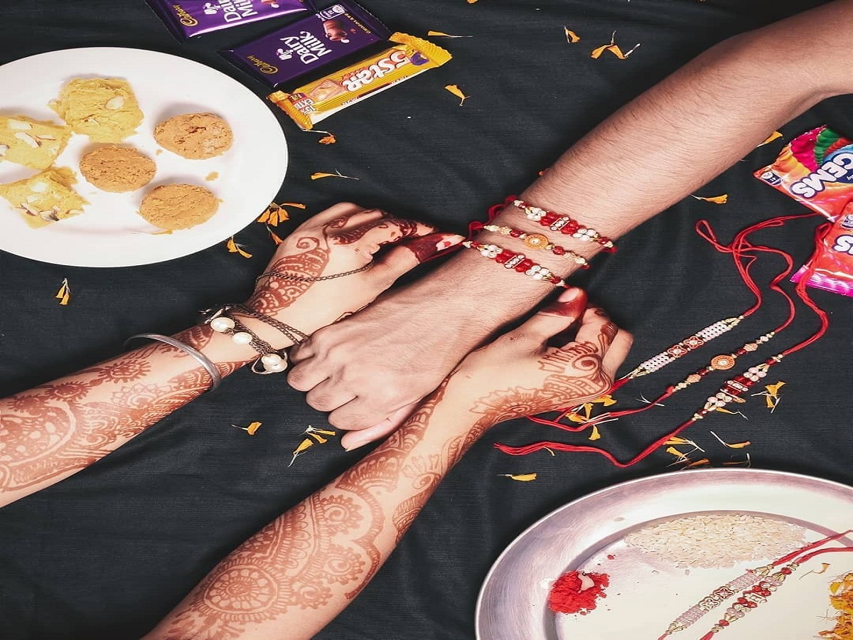 Raksha Bandhan 2025: रक्षाबंधन पर बहन करें ये 5 काम, खुल जाएंगे भाई की किस्मत के सारे दरवाजे - Photo Gallery