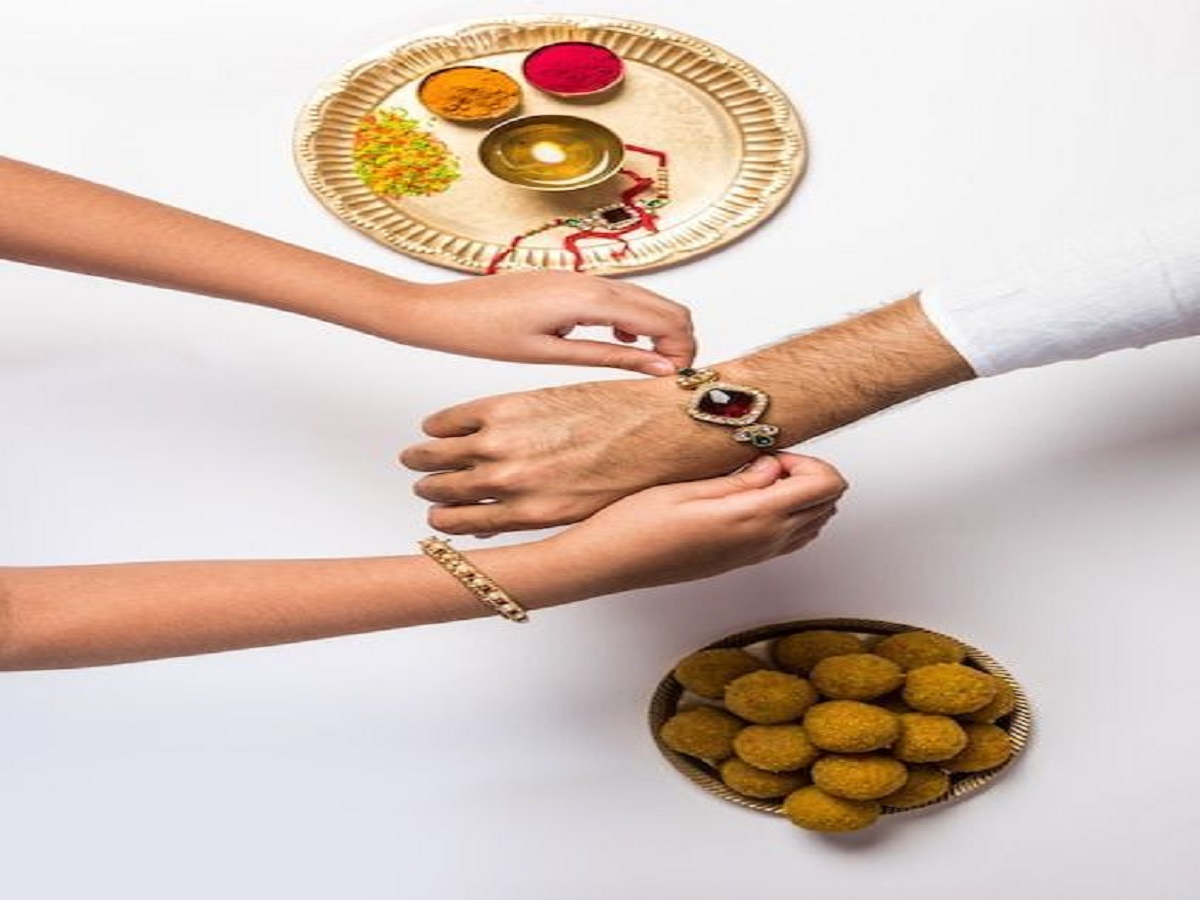 Raksha Bandhan 2025: इस वर्ष रक्षाबंधन में मंगल का प्रकोप जानें कौन से रंग की राखी भाई को दिला सकती है परेशानी - Photo Gallery