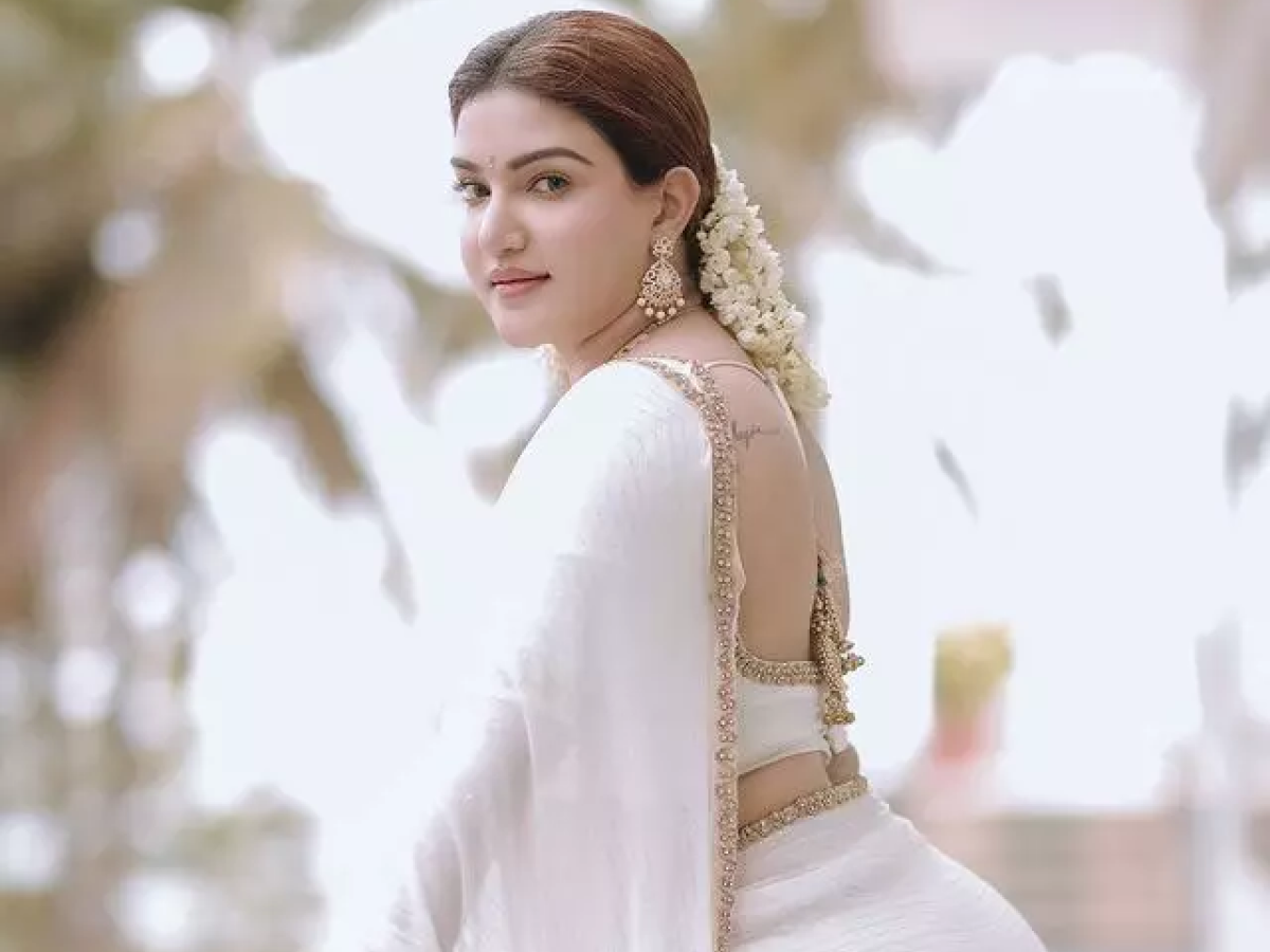 हनी रोज ने अपनी लेटेस्ट हॉट और सेक्सी साड़ी तस्वीरों से अपने फैंस को किया मंत्रमुग्ध - Photo Gallery