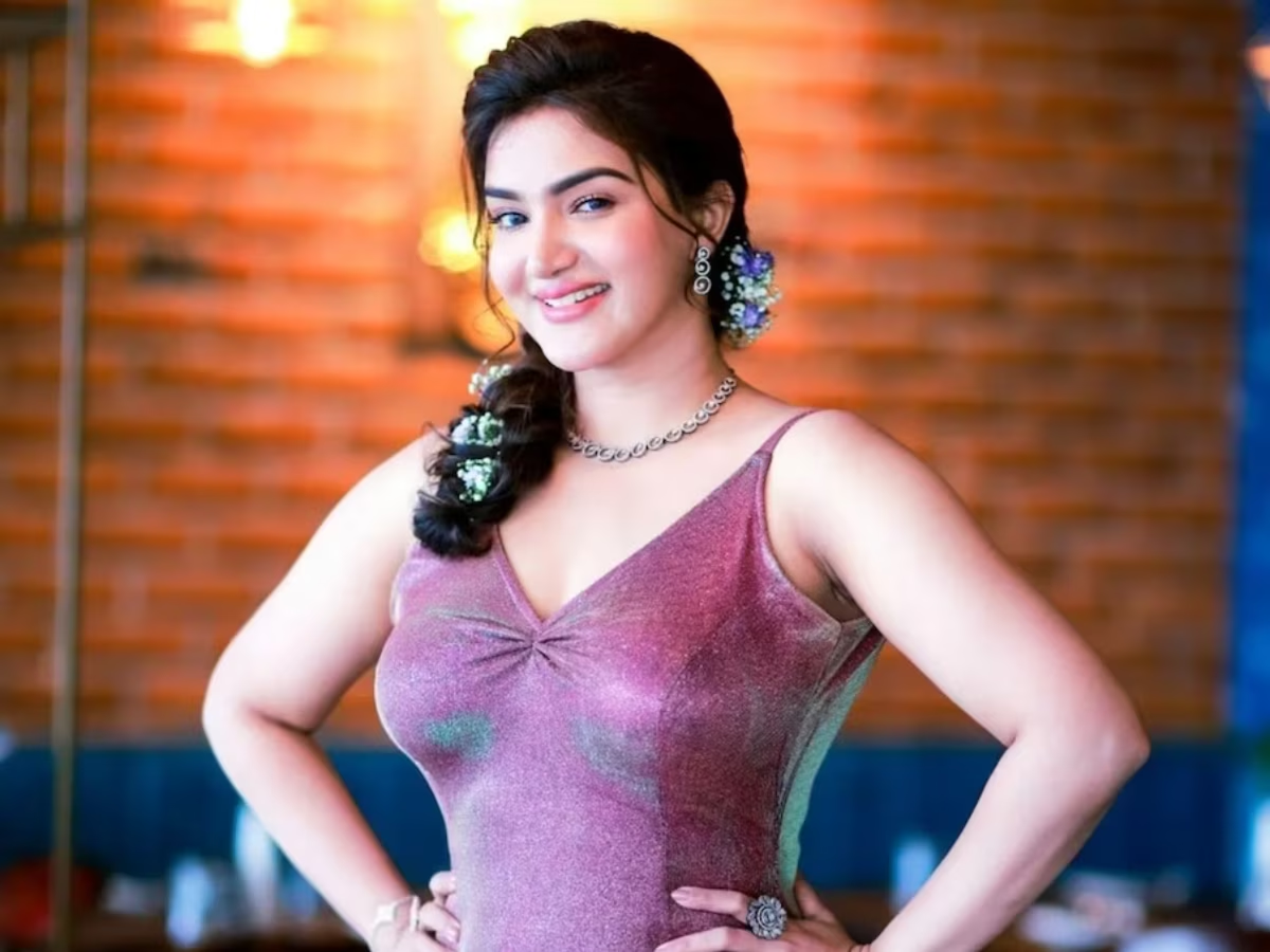 हनी रोज ने अपनी लेटेस्ट हॉट और सेक्सी साड़ी तस्वीरों से अपने फैंस को किया मंत्रमुग्ध - Photo Gallery