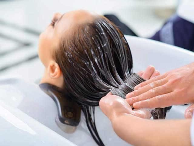 Monsoon hair care tips 2025: इन कुछ hacks रखें अपने बालों को इस मानसून non frizzy - Photo Gallery