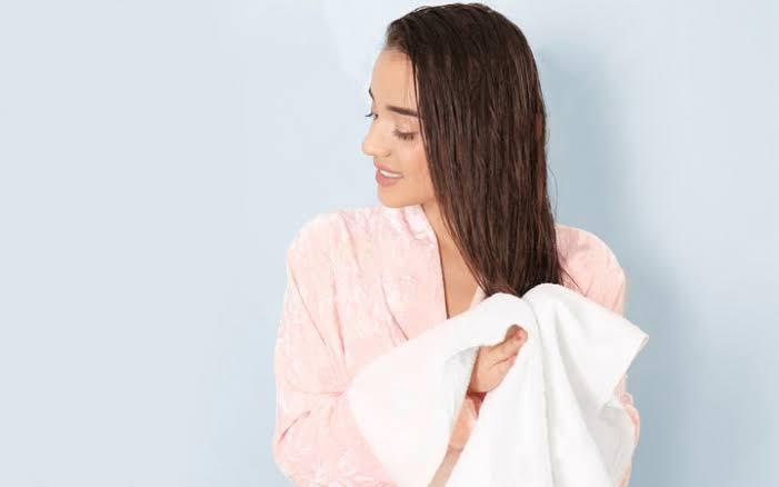 Monsoon hair care tips 2025: इन कुछ hacks रखें अपने बालों को इस मानसून non frizzy - Photo Gallery
