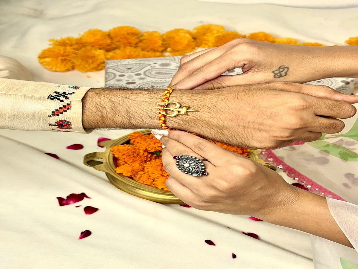 Raksha Bandhan 2025: इस वर्ष रक्षाबंधन में मंगल का प्रकोप जानें कौन से रंग की राखी भाई को दिला सकती है परेशानी - Photo Gallery