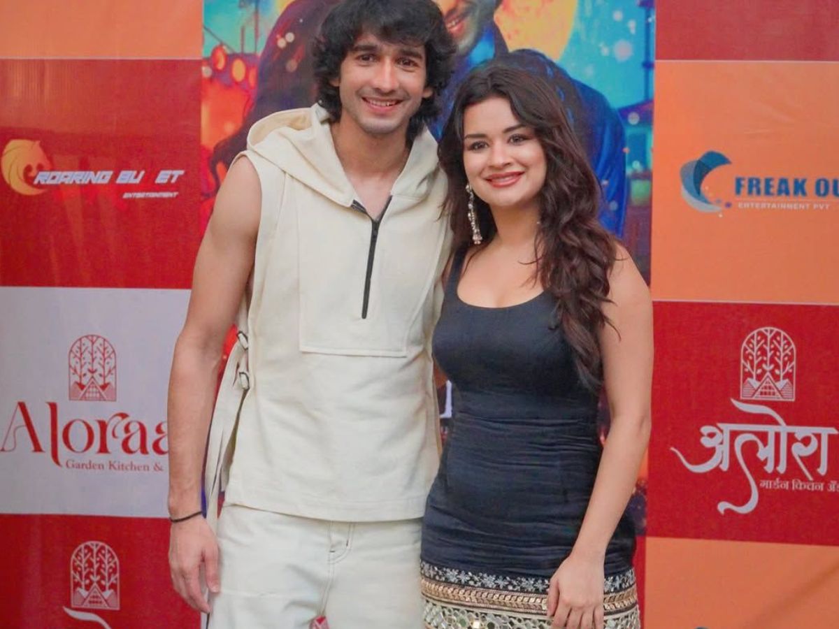 Avneet kaur Promotional Look for Love In Vietnam: भीड़ में छाई ब्लैक ड्रेस में दिखा अवनीत का जलवा, उनका सेक्सी और ग्लैमर लुक बना चर्चा का कारण - Photo Gallery