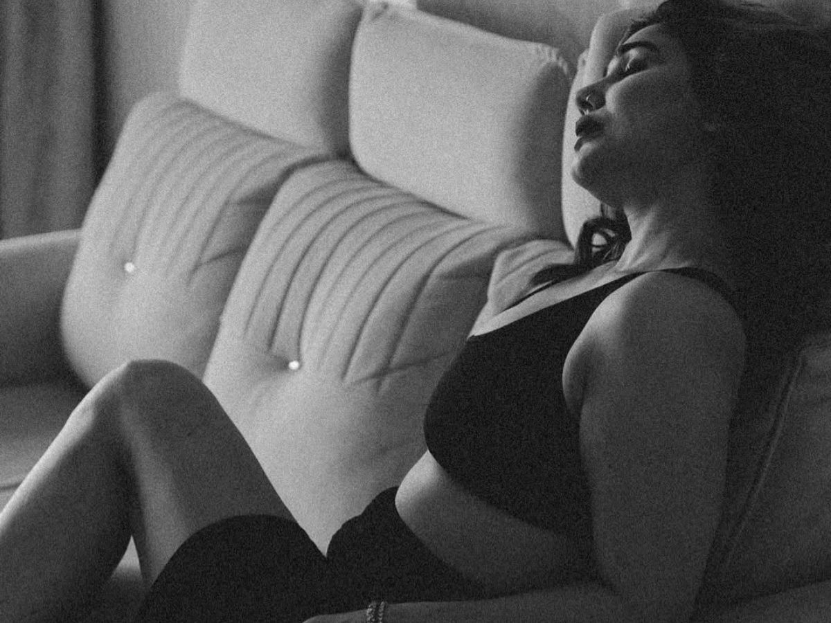 अपनी बोल्डनेस और कातिल अदाओं से सबका दिल जीत रही Kangana Sharma, एक बार फिर बनी इंटरनेट सेंसेशन - Photo Gallery