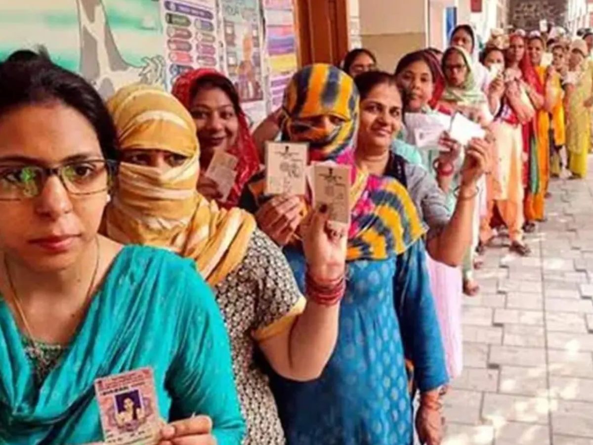 Bihar Chunav 2025 में महिलाएं बनी किंगमेकर, साथ ही नीतीश की सौगात और महिलाओं का बढ़ता भागीदार बना बिहार का नया राजनीतिक चेहरा - Photo Gallery