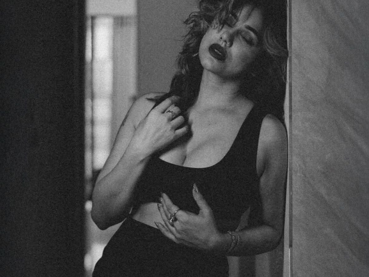 अपनी बोल्डनेस और कातिल अदाओं से सबका दिल जीत रही Kangana Sharma, एक बार फिर बनी इंटरनेट सेंसेशन - Photo Gallery