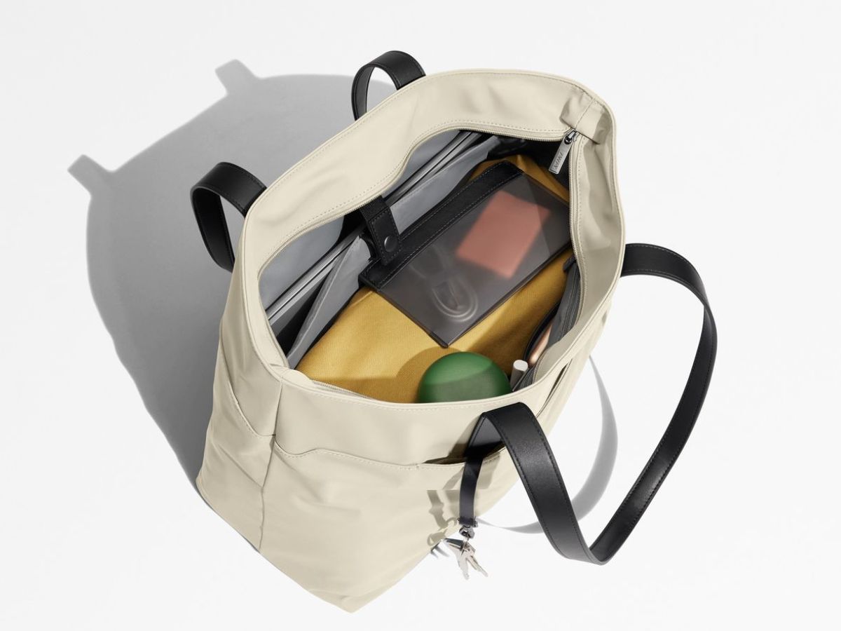 Monsoon 2025: तूफानी बारिश हो या आए बाढ़! ना हो परेशान, इस तरह के Waterproof Bags बचायेंगे लैपटॉप और स्मार्टफोन जैसी कीमती चीजों को - Photo Gallery