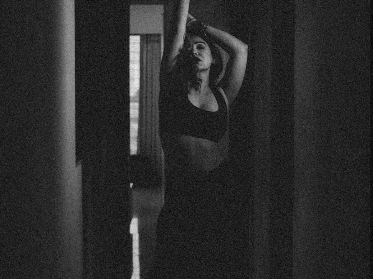 अपनी बोल्डनेस और कातिल अदाओं से सबका दिल जीत रही Kangana Sharma, एक बार फिर बनी इंटरनेट सेंसेशन - Photo Gallery