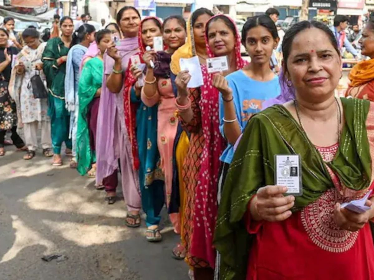 Bihar Chunav 2025 में महिलाएं बनी किंगमेकर, साथ ही नीतीश की सौगात और महिलाओं का बढ़ता भागीदार बना बिहार का नया राजनीतिक चेहरा - Photo Gallery