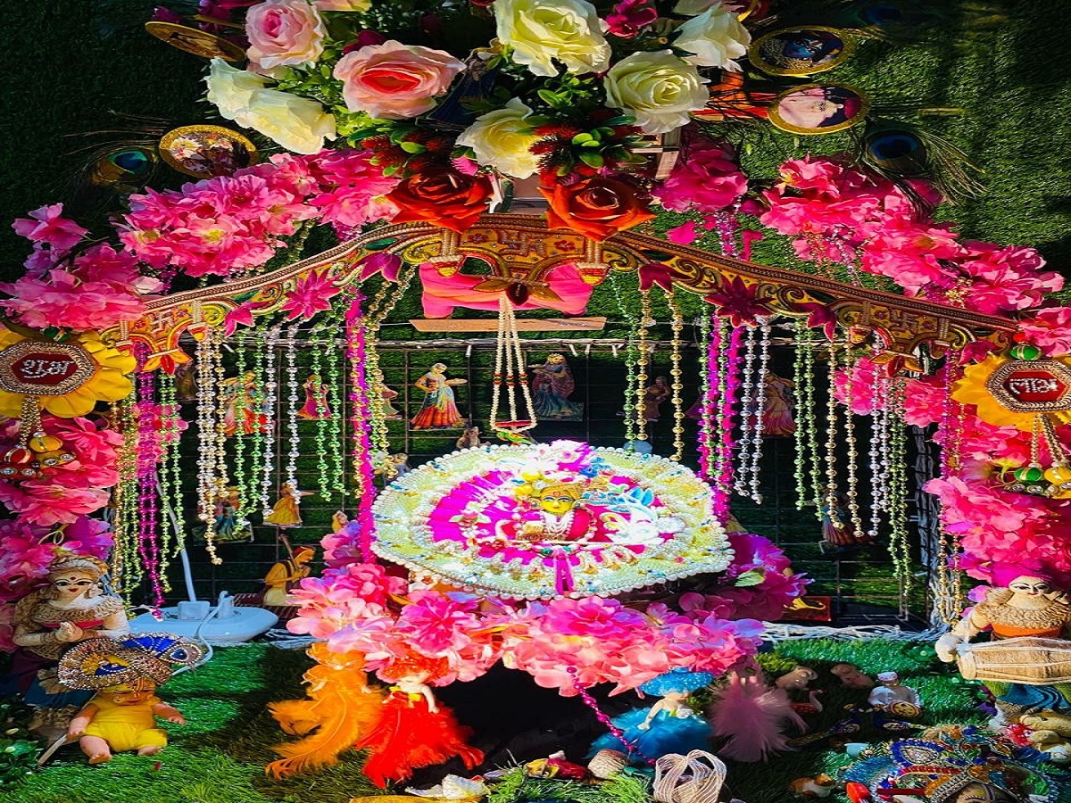 Janmashtami 2025: लड्डू गोपाल के झूले को सजाते समय अपनाएं ये वास्तु नियम, घर में आएगी सुख-समृद्धि और सकारात्मक ऊर्जा - Photo Gallery