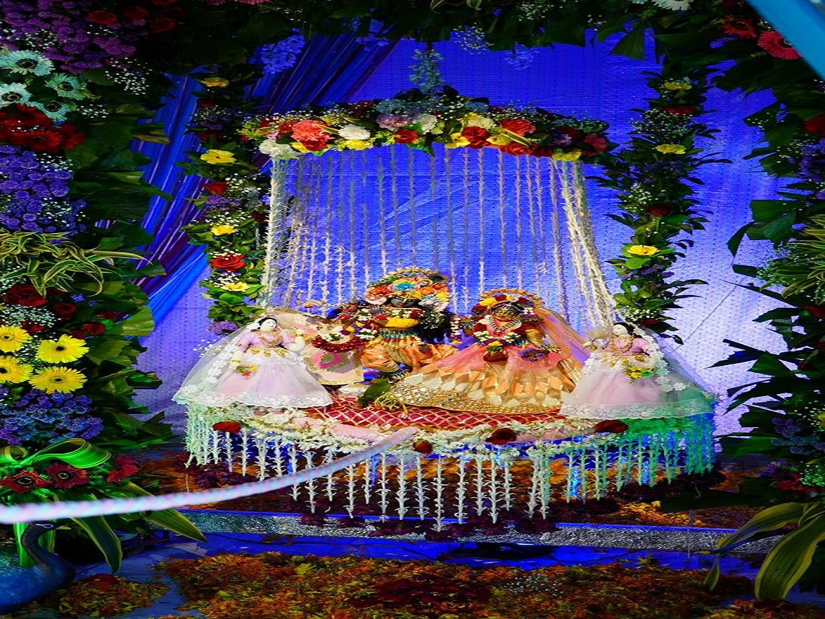 Janmashtami 2025 Decoration Ideas: जन्माष्टमी के लिए 5 शानदार सजावट आइडिया, जो आपके घर के मंदिर को बना देगें स्वर्ग से भी सुंदर - Photo Gallery