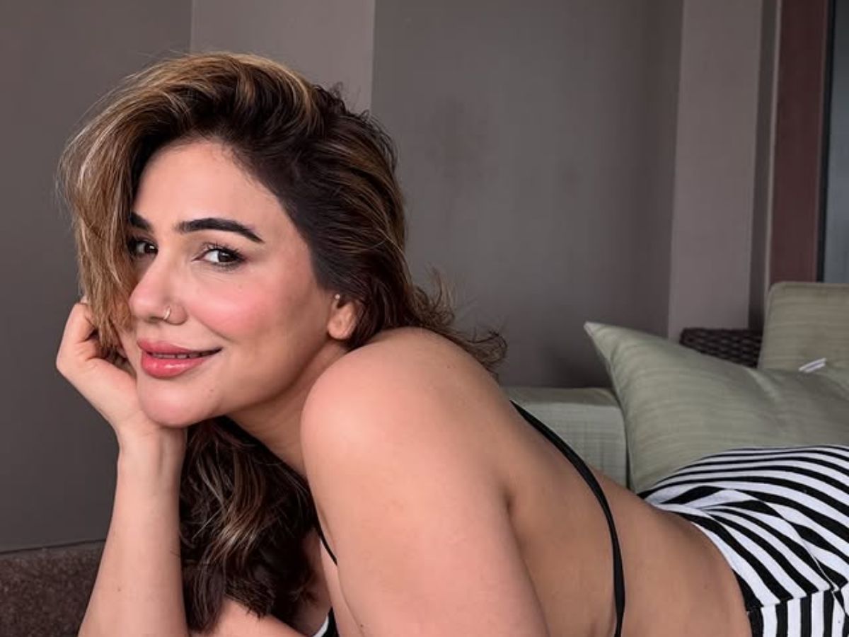 Kangana Sharma gave a beautiful pose looking at the camera - Photo Gallery