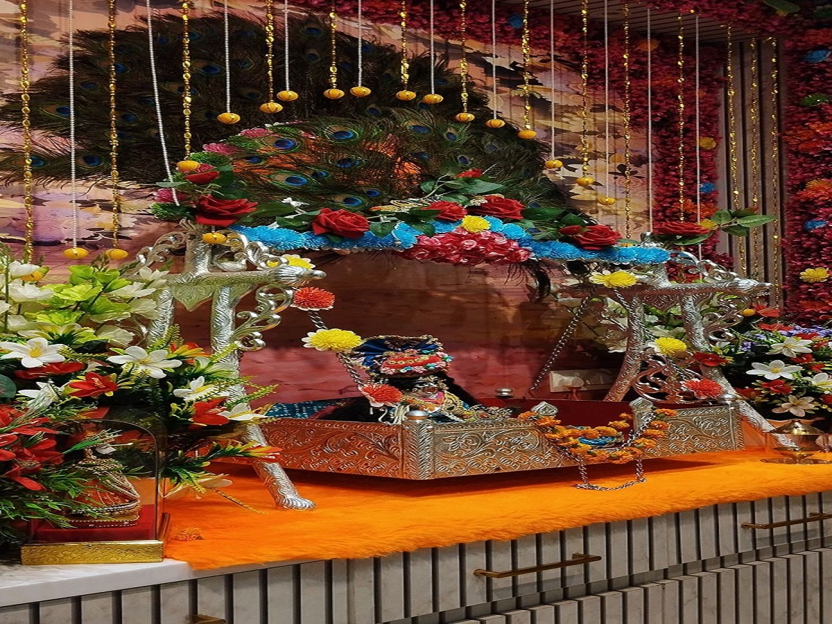 Janmashtami 2025: लड्डू गोपाल के झूले को सजाते समय अपनाएं ये वास्तु नियम, घर में आएगी सुख-समृद्धि और सकारात्मक ऊर्जा - Photo Gallery