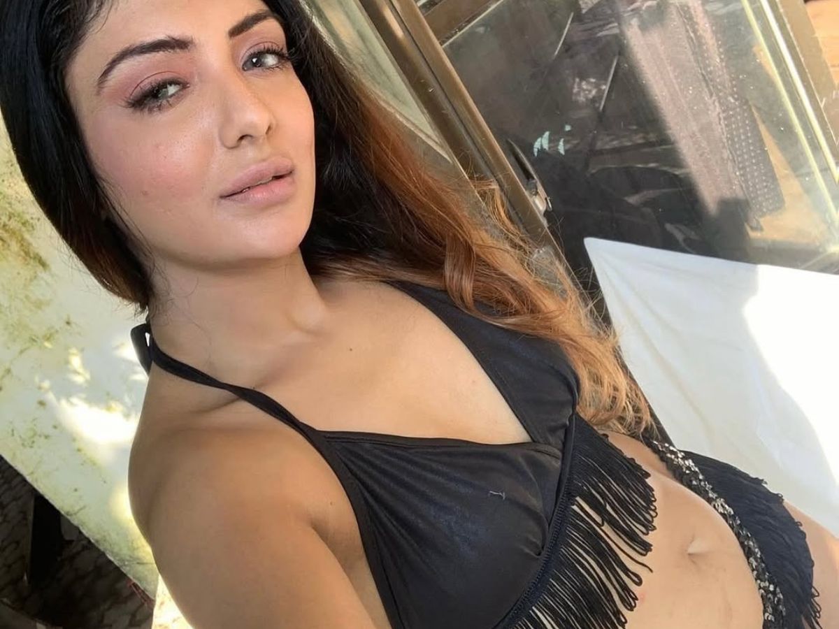 Khushi Mukherjee की इन Hot Pics ने लगाई इंस्टाग्राम पर आग – Fans हो गए दीवाने! - Photo Gallery