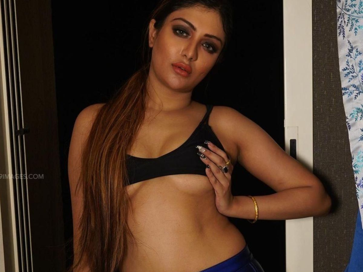 Khushi Mukherjee की इन Hot Pics ने लगाई इंस्टाग्राम पर आग – Fans हो गए दीवाने! - Photo Gallery