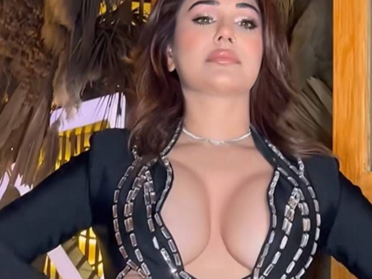entertainment-news-instagram-sensation-kangana-sharma-bold-outfits-and-bikini-looks-going-viral-all-over-the-internet Kangana Sharma ने दिखाया अपना रेड हॉट अंदाज और अपनी सेक्सी अदाओ से लगाई इंटरनेट पर आग - Photo Gallery