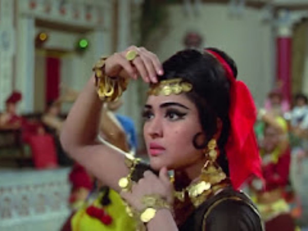 Lata Mangeshkar की आवाज और Helen के जलवा, इन दोनों की सदाबहार जोड़ी ने बनाया डांस फ्लोर को हिट - Photo Gallery