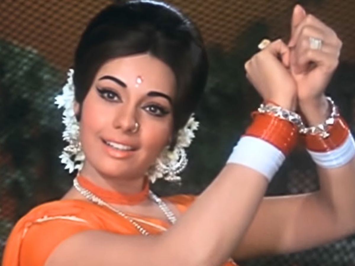 Lata Mangeshkar की आवाज और Helen के जलवा, इन दोनों की सदाबहार जोड़ी ने बनाया डांस फ्लोर को हिट - Photo Gallery