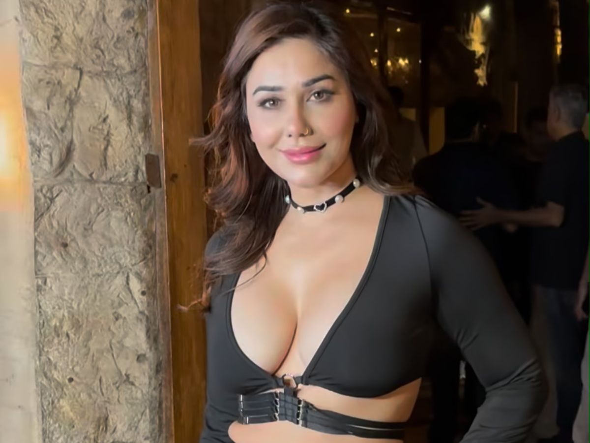 entertainment-news-instagram-sensation-kangana-sharma-bold-outfits-and-bikini-looks-going-viral-all-over-the-internet Kangana Sharma ने दिखाया अपना रेड हॉट अंदाज और अपनी सेक्सी अदाओ से लगाई इंटरनेट पर आग - Photo Gallery