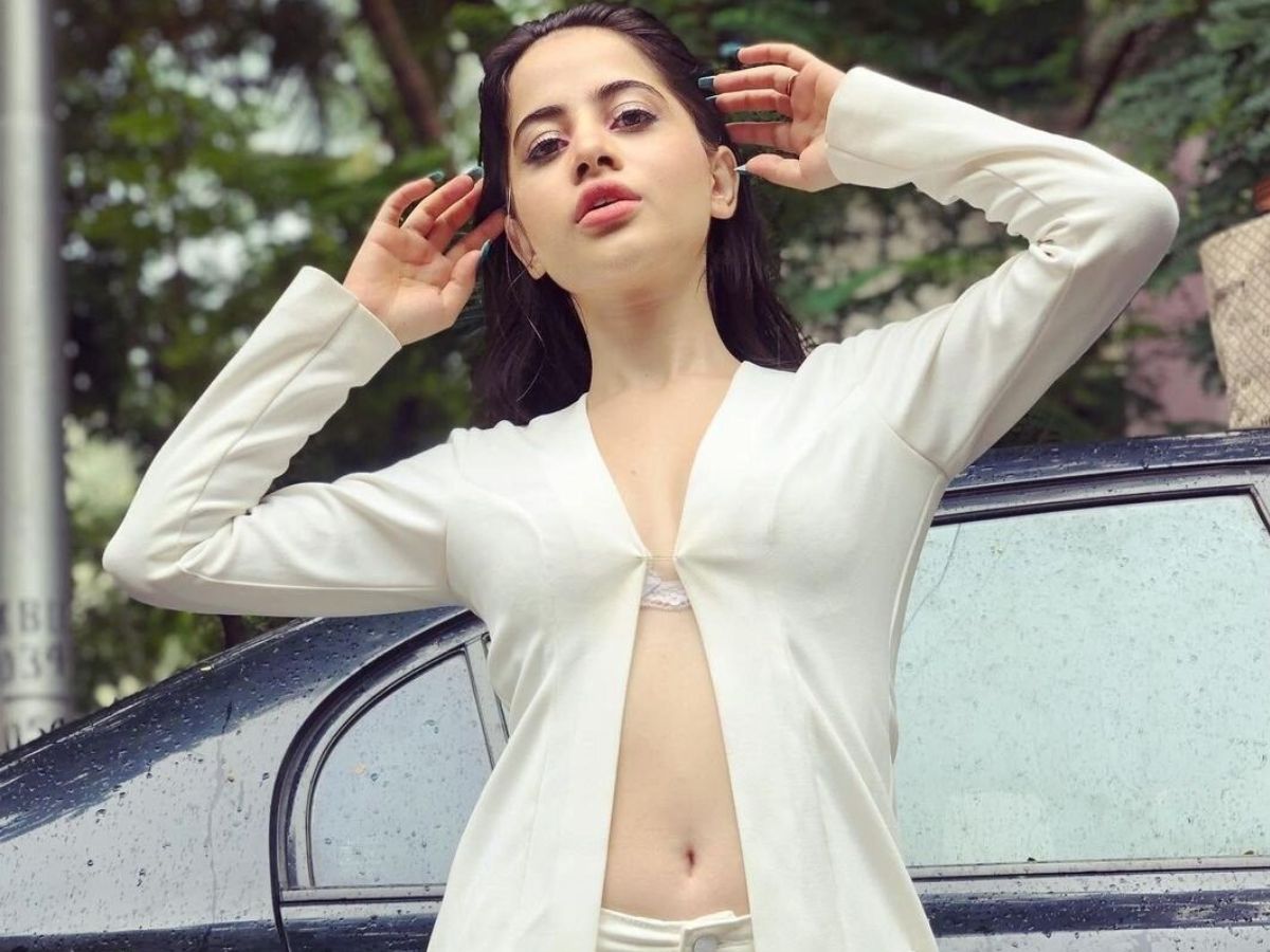 Surbhi Chandna ने बढ़ाया इंटरनेट का पारा बिकिनी से लेकर साड़ी तक, हर लुक में दिखाई अपनी सेक्सी और बोल्ड अदाएं