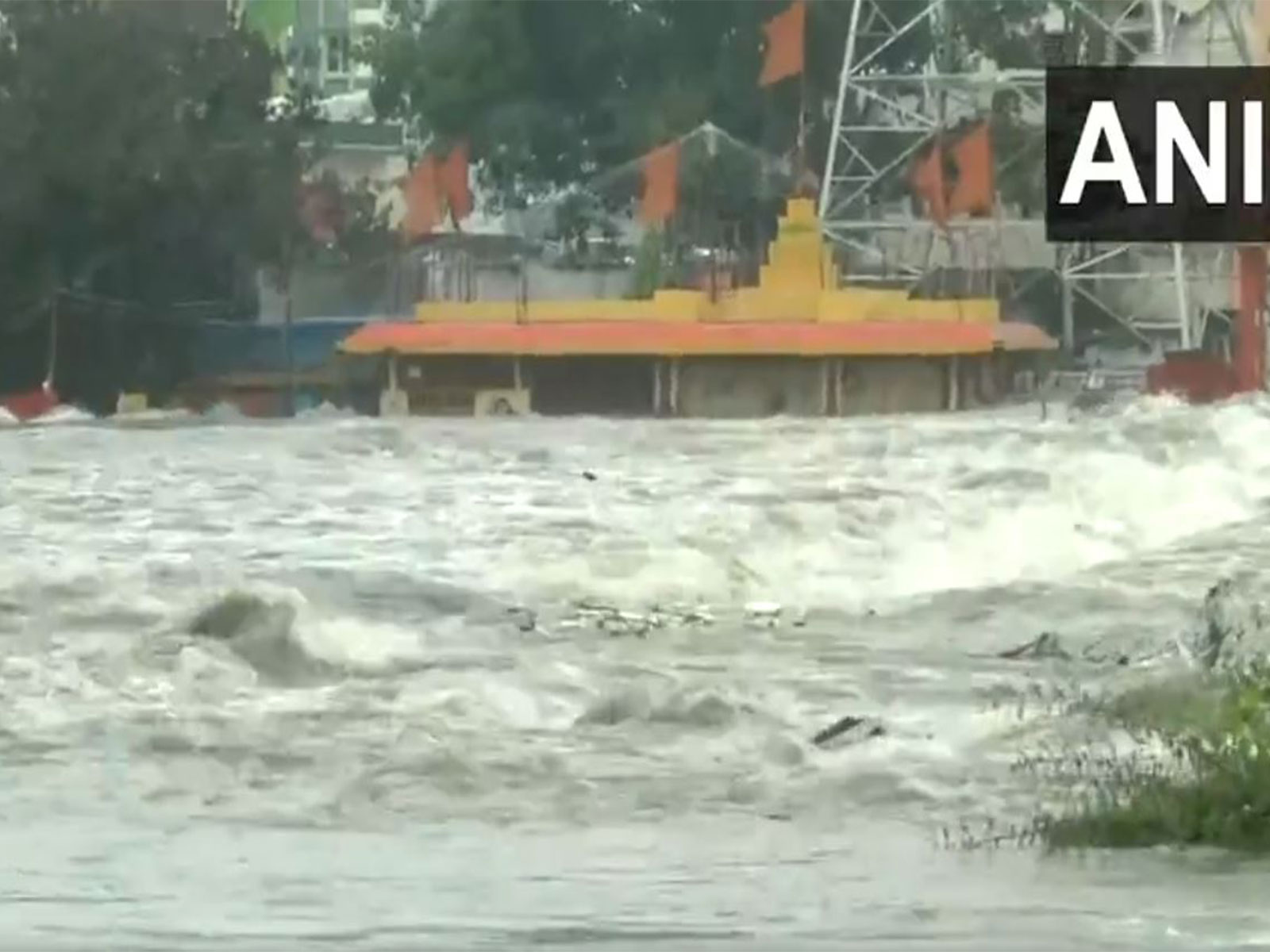 Hyderabad floods: NDRF, HYDRAA teams evacuate residents as Musi river overflows