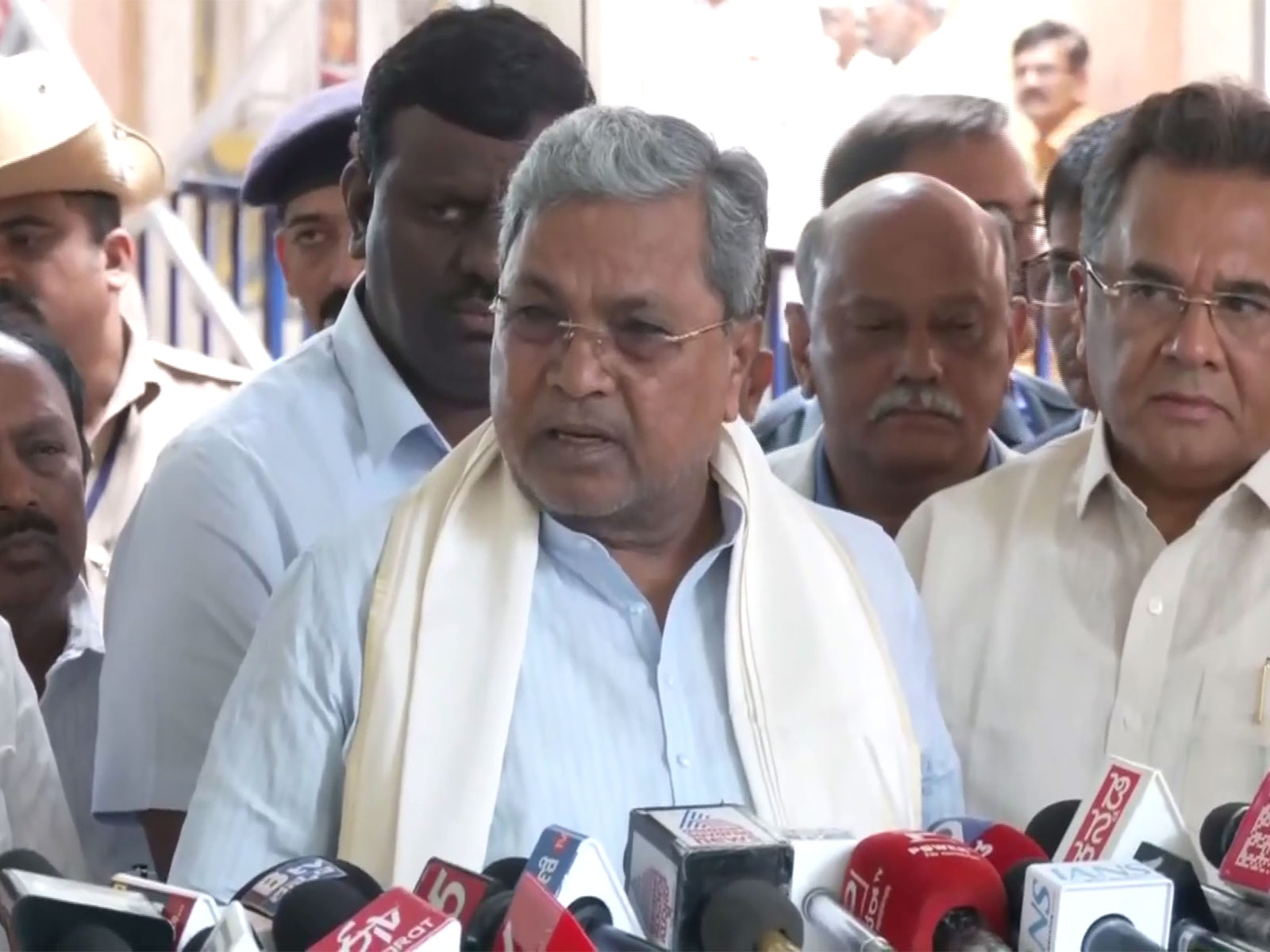Karnataka CM directs officials to accelerate  socio-educational survey, sets Oct 7 deadline