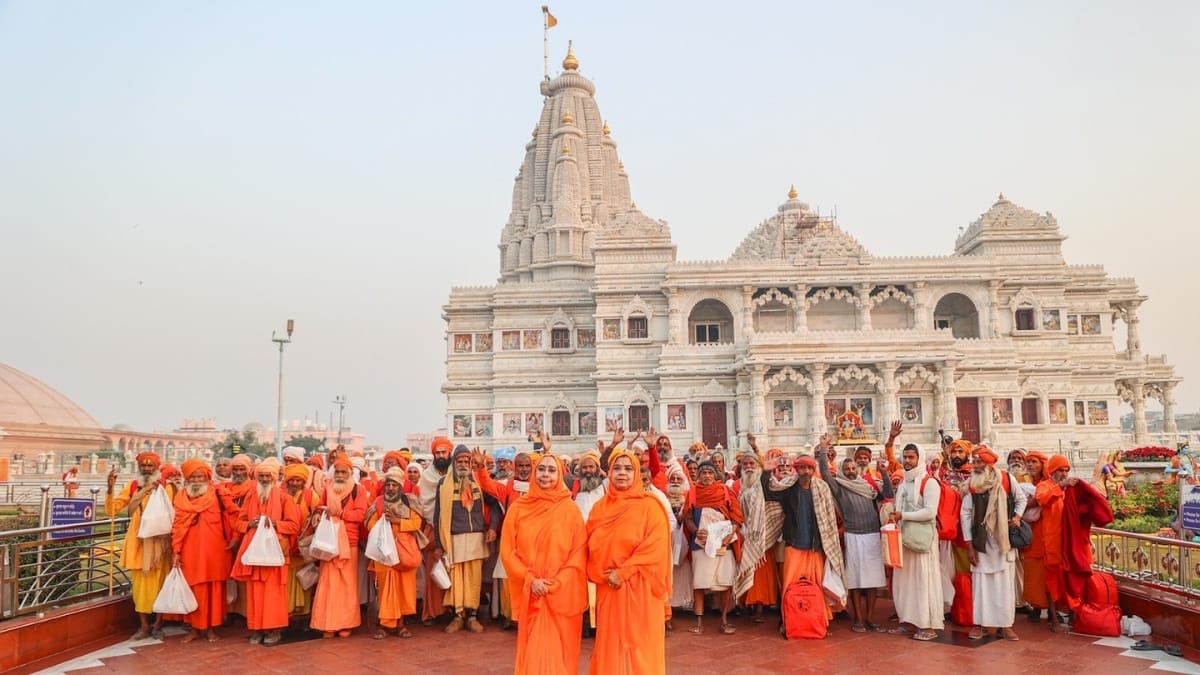 दो हफ़्तों में 42,500 लोगों तक पहुँची गुरु-कृपा: जगद्गुरु श्री कृपालु जी महाराज की दान-सेवा