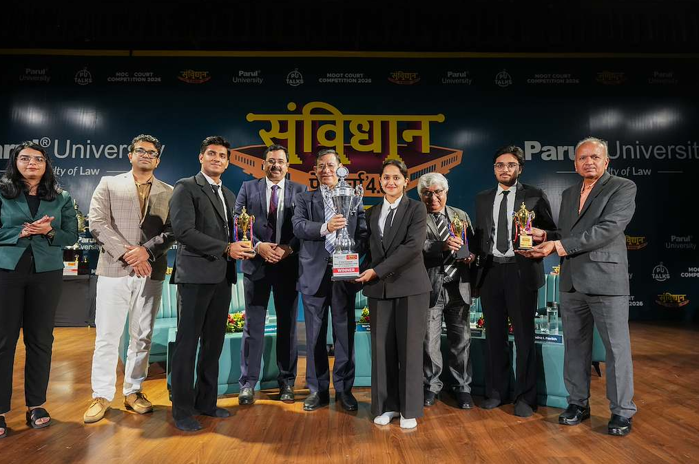 संविधान पे चर्चा 4.0 में पारुल विश्वविद्यालय में विधिज्ञों ने संविधान पर की परिचर्चा